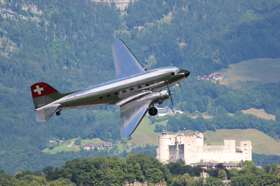 Swissair DC-3 vor der Festung Hohensalzburg - Foto: David Hanzl, www.flugschreiber.at