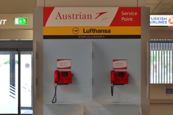 Statt Ticketschalter-Personal gibt es auf den Bundesländerflughäfen nur noch Telefone, mit denen AUA-Passagiere das Service Center kontaktieren können - Foto: Austrian Wings Media Crew