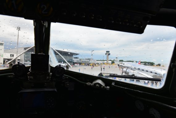 Blick auf das Vorfeld aus dem Cockpit einer DC-3.