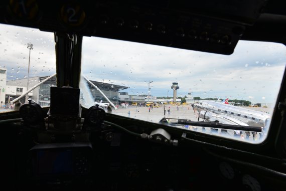 Blick auf das Vorfeld aus dem Cockpit einer DC-3. Blick auf das Vorfeld aus dem Cockpit einer DC-3.