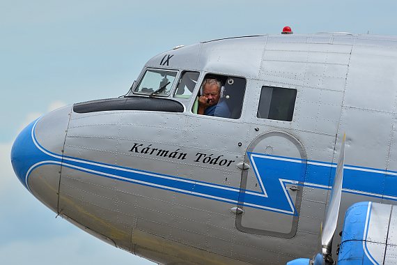 Pilot im Cockpit der Li-2.