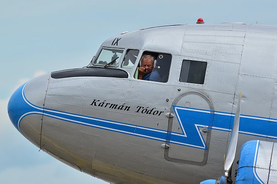 Pilot im Cockpit der Li-2. Pilot im Cockpit der Li-2.