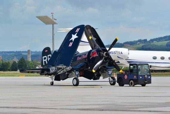 Die Corsair der Flying Bulls wird zum Veranstalgungsgeländgeschleppt.