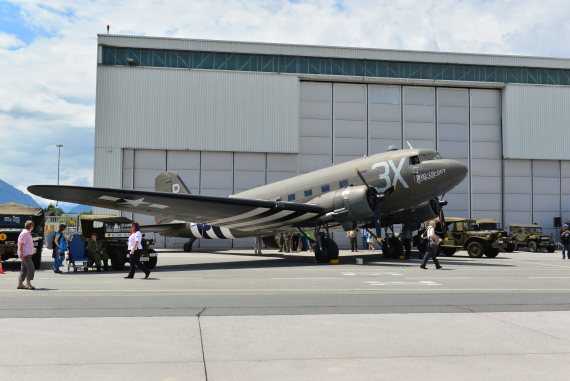 Diese Maschine ist ein echter Weltkriegsveteran und nahm am D-Day in der Normandie teil. Diese Maschine ist ein echter Weltkriegsveteran und nahm am D-Day in der Normandie teil.