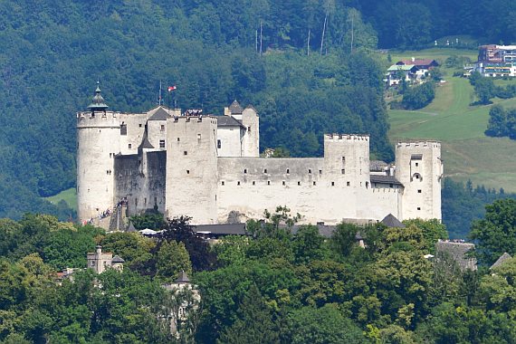 Die berühmte Festung Salzburg liegt vis a vis des Airports.