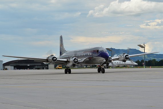 Die DC-6 der Flying Bulls gab sich ein kurzes Stelldichein. Die DC-6 der Flying Bulls gab sich ein kurzes Stelldichein.