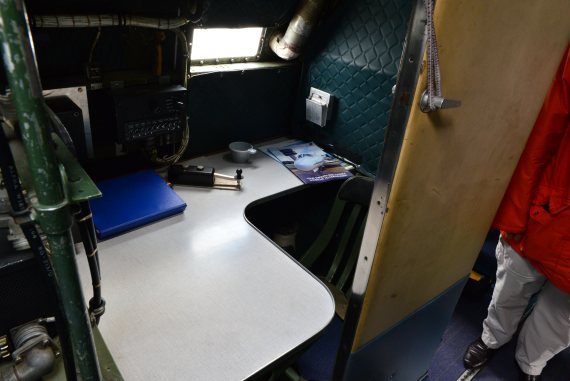 Station des Funkers/Navigators rechts hinter den Arbeitsplätzen der Piloten. Station des Funkers/Navigators rechts hinter den Arbeitsplätzen der Piloten.