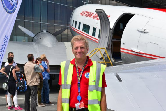 Vereinspräsident Gottfried Darringer vor der DC-3 "seines" Clubs. Vereinspräsident Gottfried Darringer vor der DC-3 "seines" Clubs.
