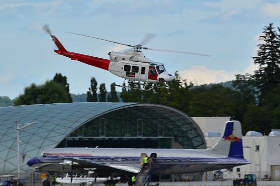 Heliaustria Bell 412 OE-XWW Flying Bulls DC-6 im Hintergrund Foto PA Austrian Wings Media Crew