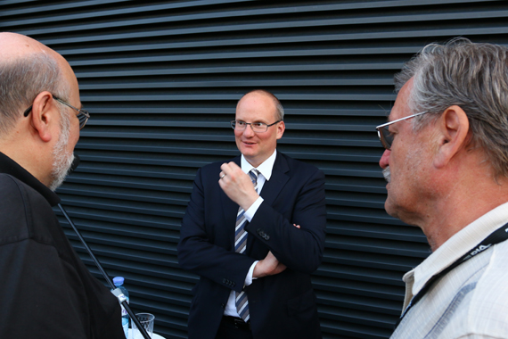 VIE-Vorstand Julian Jäger im Gespräch mit Mitgliedern der Flughafenfreunde Wien - Foto: Christian Zeilinger