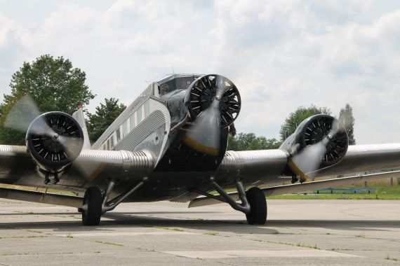 Legende der Lüfte: die Ju 52 rollt zur Startbahn.