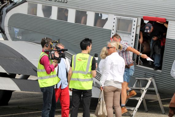 "Einfach super! Einmalig!" - Die Ju 52 Passagiere zeigten sich im Austrian Wings-Interview höchst beeindruckt vom historischen Fluggefühl. "Einfach super! Einmalig!" - Die Ju 52 Passagiere zeigten sich im Austrian Wings-Interview höchst beeindruckt vom historischen Fluggefühl.