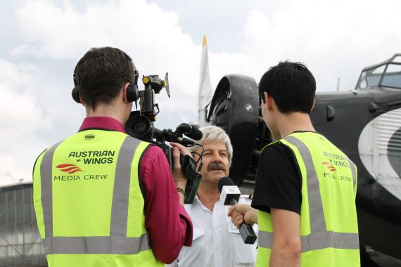 Pilot Ruedi Johner erklärt ausführlich, was die "Tante Ju" so speziell macht... Pilot Ruedi Johner erklärt ausführlich, was die "Tante Ju" so speziell macht...