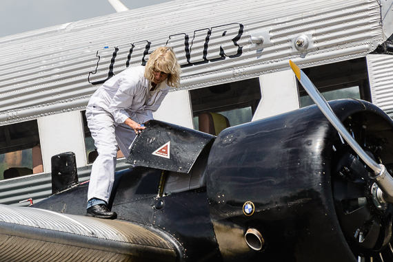 Ju-52 Technikerin am Triebwerk - Foto: Markus Dobrozemsky