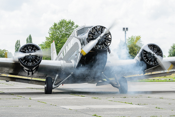 Ju-52 mit Rauch -  Foto: Markus Dobrozemsky