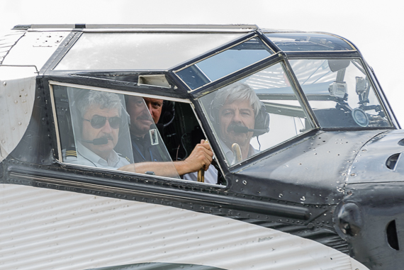 Ju-52 Crew in Cockpit - Foto: Markus Dobrozemsky