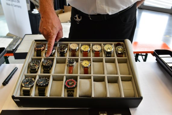 Neben der eigens geschaffenen DC-3 Uhr gab es auch andere Meisterwerke der Uhrmacherkunst zu erwerben. Neben der eigens geschaffenen DC-3 Uhr gab es auch andere Meisterwerke der Uhrmacherkunst zu erwerben.