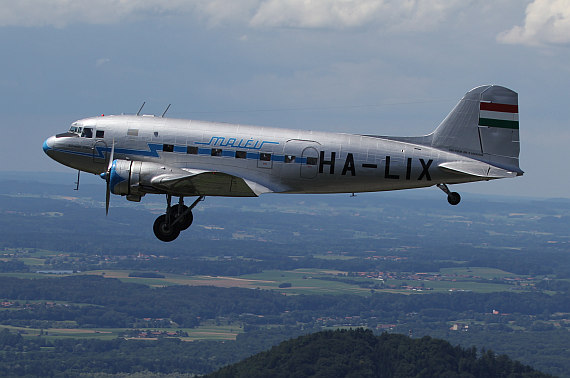 Die Li-2 mit ausgefahrenem Fahrwerk im langend Endanflug - Foto: Philipp Wittmann