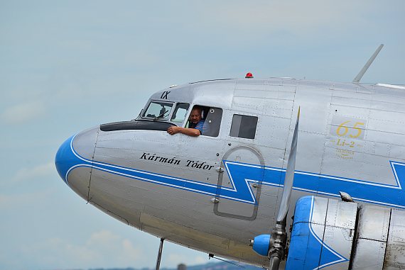 Li-2 Pilot schaut aus Cockpit Foto PA Austrian Wings Media Crew