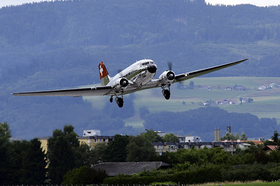 Swissair DC-3 Flug Lowpass kurz nach Start Arthur Hutterer Swissair DC-3 Flug Lowpass kurz nach Start Arthur Hutterer