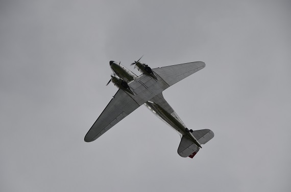 Hugo Mathys DC-3 vollführte beeindruckende Flugmanöver - Foto: Patrick Gründl