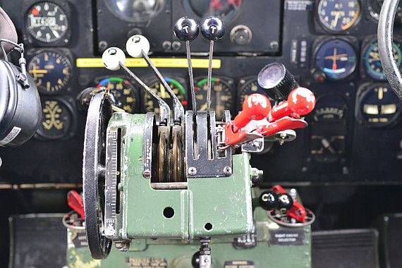 Nahaufnahme des Trimmrades und der Hebel für die Propellerverstellung, das Gast und die Gemischregelung. Nahaufnahme des Trimmrades und der Hebel für die Propellerverstellung, das Gast und die Gemischregelung.
