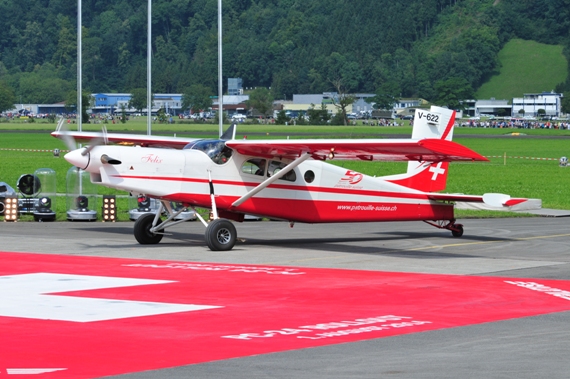 Ankunft des Verteidigungsminister und Bundesrat Ueli Maurer im Patrouille Suisse Support Flugzeug PC-6 Turbo Porter.