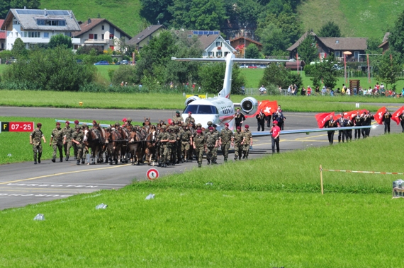 Gezogen von 24 Pferden des Trains der Schweizer Armee wurde der PC-24-Prototyp erstmals der Öffentlichkeit vorgestellt.