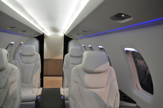 Sechs edle mit weißem Leder bezogene Sitze lassen bereits erahnen wie angenehm ein Flug in der Businessversion sein wird.