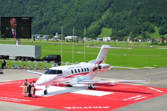 Begleitet von Fahnenschwingern erreicht der Prototyp des PC-24 seinen Standplatz in der Arena in Form eines grossen Schweizerkreuzes auf dem Tarmac.