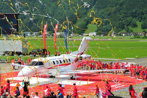 Den krönenden Abschluss der Feierlichkeiten bildete ein Feuerwerk aus silbernen und goldenen Konfettis und Luftschlangen die sich auf den PC-24 und das Festgelände legten.