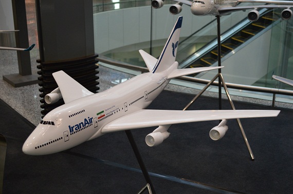 In Kuala Lumpur sind Modelle der Airlines die den Airport anfliegen ausgestellt. Iran Air wird würdig von der SP vertreten.