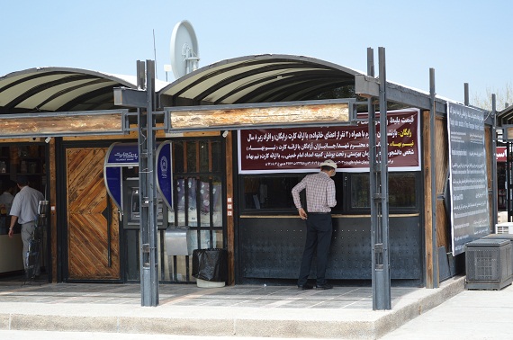 Um Persepolis zu besichtigen benötigt man Eintrittskarten. Die Guides lassen es sich nicht nehmen, zu helfen wo sie können. Im Bild sieht man den Ticketschalter. Dahinter werden in kleinen Shops Souvenirs verkauft.