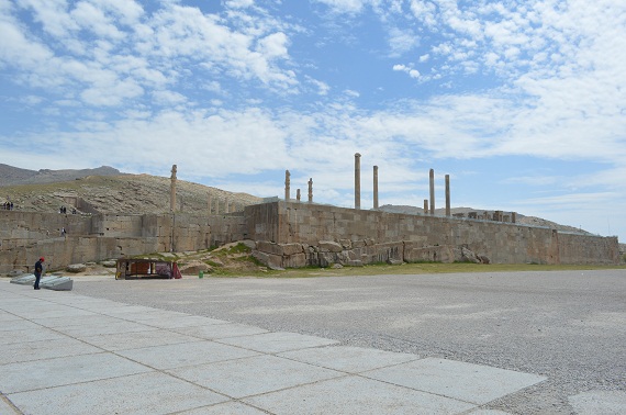 Oberhalb, auf dem künstlichen Plateau erstreckt sich die Ausgrabungsstätte Persepolis. Sie ist in ihrer Größe wahrlich beeindruckend!