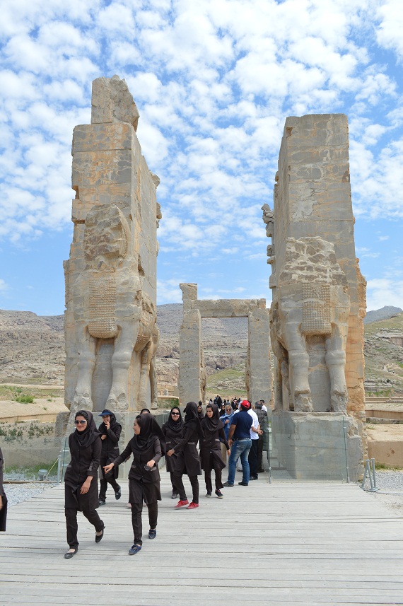 Eine Schulklasse besichtigt Persiens historisches Erbe. Teilweise findet man im Iran Schulklassen in Uniform.