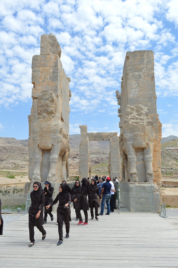 Eine Schulklasse besichtigt Persiens historisches Erbe. Teilweise findet man im Iran Schulklassen in Uniform. Eine Schulklasse besichtigt Persiens historisches Erbe. Teilweise findet man im Iran Schulklassen in Uniform.