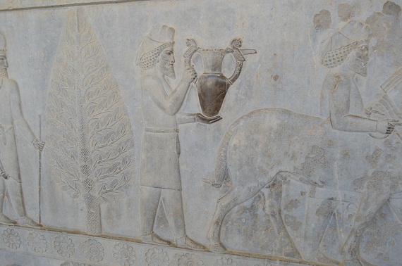 Auf den Griffen des Kruges sieht man Homa, den mystischen Sagenvogel und das Logo der Iran Air. Auf den Griffen des Kruges sieht man Homa, den mystischen Sagenvogel und das Logo der Iran Air.