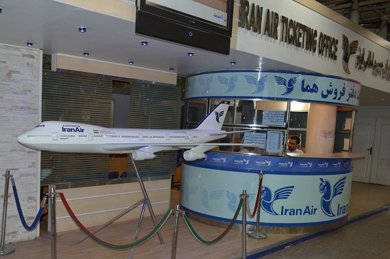 Der Ticketschalter von Iran Air im Inlandsterminal. Auch hier sprachen einige Mitarbeiter Deutsch. Und man war sehr um die Kundenanliegen bemüht. Es ist wirklich beeindruckend, was Mitarbeiter leisten, wenn sie sich mit ihrem Unternehmen identifizieren! Der Ticketschalter von Iran Air im Inlandsterminal. Auch hier sprachen einige Mitarbeiter Deutsch. Und man war sehr um die Kundenanliegen bemüht. Es ist wirklich beeindruckend, was Mitarbeiter leisten, wenn sie sich mit ihrem Unternehmen identifizieren!