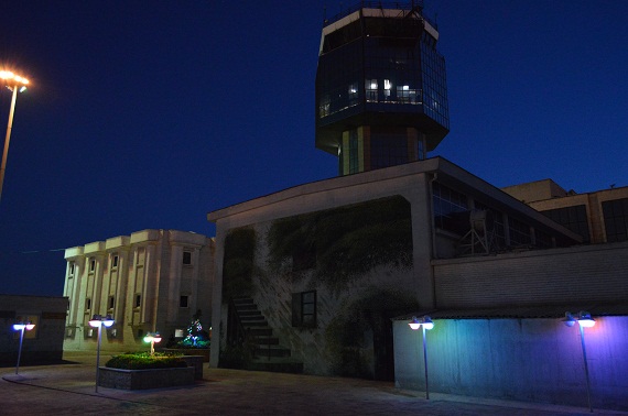 Mehrabad Airport Hotel links im Bild, in der Mitte der Tower.