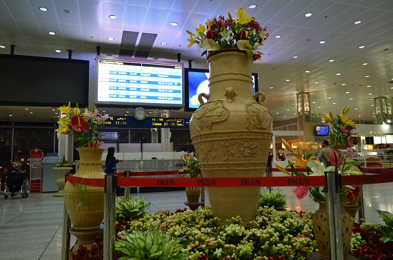 Der Imam Khomeini International Airport ist sehr farbenfroh und bietet mit umfangreichen Duty- Free- Shops alles was das Herz begehrt, mit Ausnahme von Alkohol!