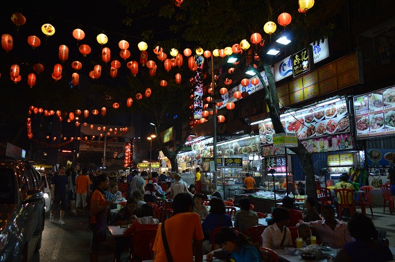 Multi Kulti in KUL, auf dem Food Court kann man Speisen aus ganz Asien genießen. Die Geruchskulisse ist aber etwas gewöhnungsbedürftig.