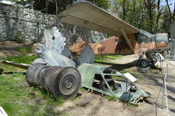 Die unverkennbaren Reste eines irakischen Tu-22 Bombers. Die unverkennbaren Reste eines irakischen Tu-22 Bombers.