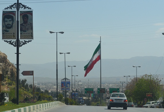Die Stadteinfahrt nach Shiraz. Linksoben sieht man die für den Iran so typischen Bilder der Gefallenen! Man merkt an vielen Gesichtern dass sie oft in sehr jungen Jahren ihr Leben lassen mussten! - Foto: Roman Maierhofer