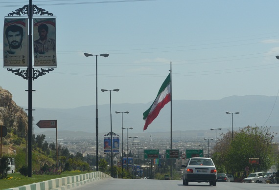 Die Stadteinfahrt nach Shiraz. Linksoben sieht man die für den Iran so typischen Bilder der Gefallenen! Man merkt an vielen Gesichtern dass sie oft in sehr jungen Jahren ihr Leben lassen mussten! - Foto: Roman Maierhofer Die Stadteinfahrt nach Shiraz. Linksoben sieht man die für den Iran so typischen Bilder der Gefallenen! Man merkt an vielen Gesichtern dass sie oft in sehr jungen Jahren ihr Leben lassen mussten! - Foto: Roman Maierhofer