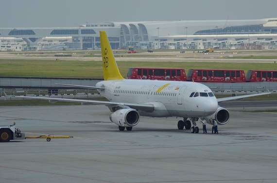 Ein Airbus der Royal Brunei, im Hintergrund sieht man den Zug, der die Terminals verbindet, sowie das Low- Cost- Terminal, welches sich gerade in Bau befindet.