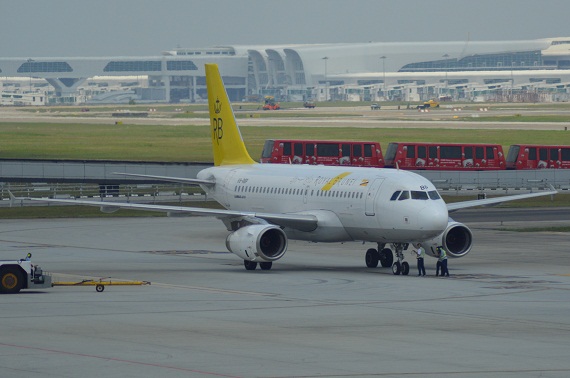 Ein Airbus der Royal Brunei, im Hintergrund sieht man den Zug, der die Terminals verbindet, sowie das Low- Cost- Terminal, welches sich gerade in Bau befindet. Ein Airbus der Royal Brunei, im Hintergrund sieht man den Zug, der die Terminals verbindet, sowie das Low- Cost- Terminal, welches sich gerade in Bau befindet.