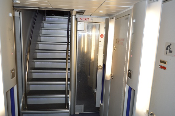 Das Unterdeck des A340-600. Die Metalltüre öffnet den Weg in die Galley, die Stiegen führen auf das Main Deck.