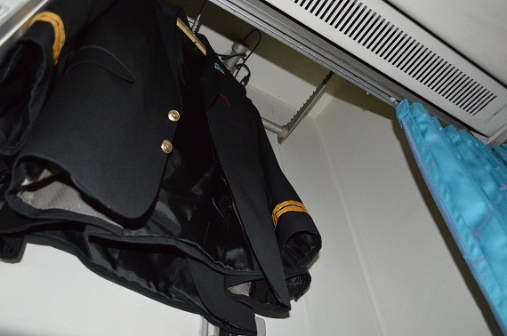 In der hinteren Galley können Uniformen mittels eines Lifts „nach oben“ verstaut werden.