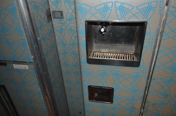 Ein Wasserspender. Was auf dem A340-600 so toll anmutete, war offensichtlich in den 70ern Standard. Ein Wasserspender. Was auf dem A340-600 so toll anmutete, war offensichtlich in den 70ern Standard.