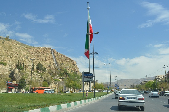 Die Stadtausfahrt gen Westen, Richtung Persepolis. Die Stadt macht einen sehr reichen Eindruck, sie ist überaus gepflegt und modern! Der (künstliche) Wasserfall auf links oben im Bild sollte aber nicht darüber hinwegtäuschen, dass Wasser in dieser Geg